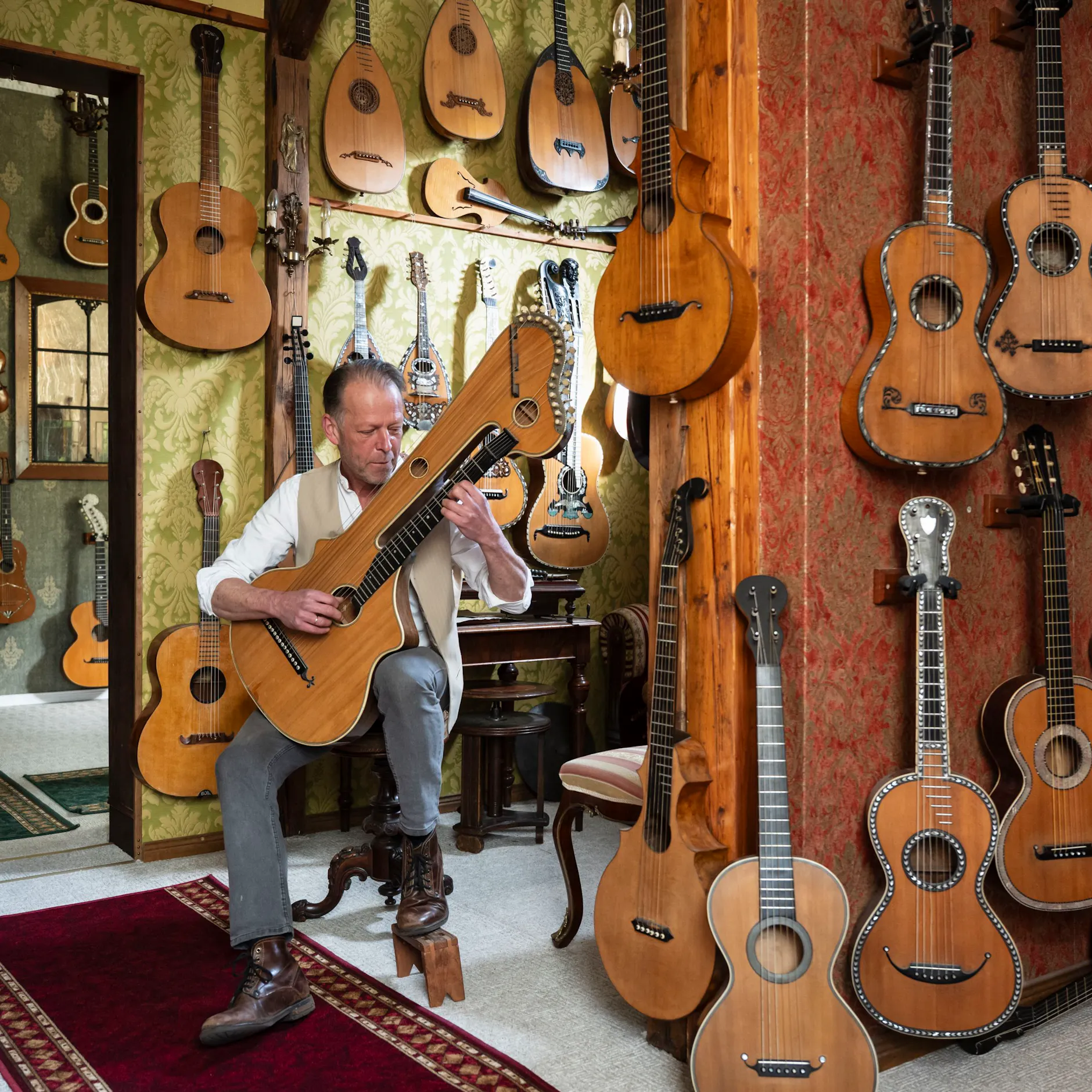 Image - Bewegende DDR-Biografie: Vom Musikmuffel zum eigenen Gitarrenmuseum