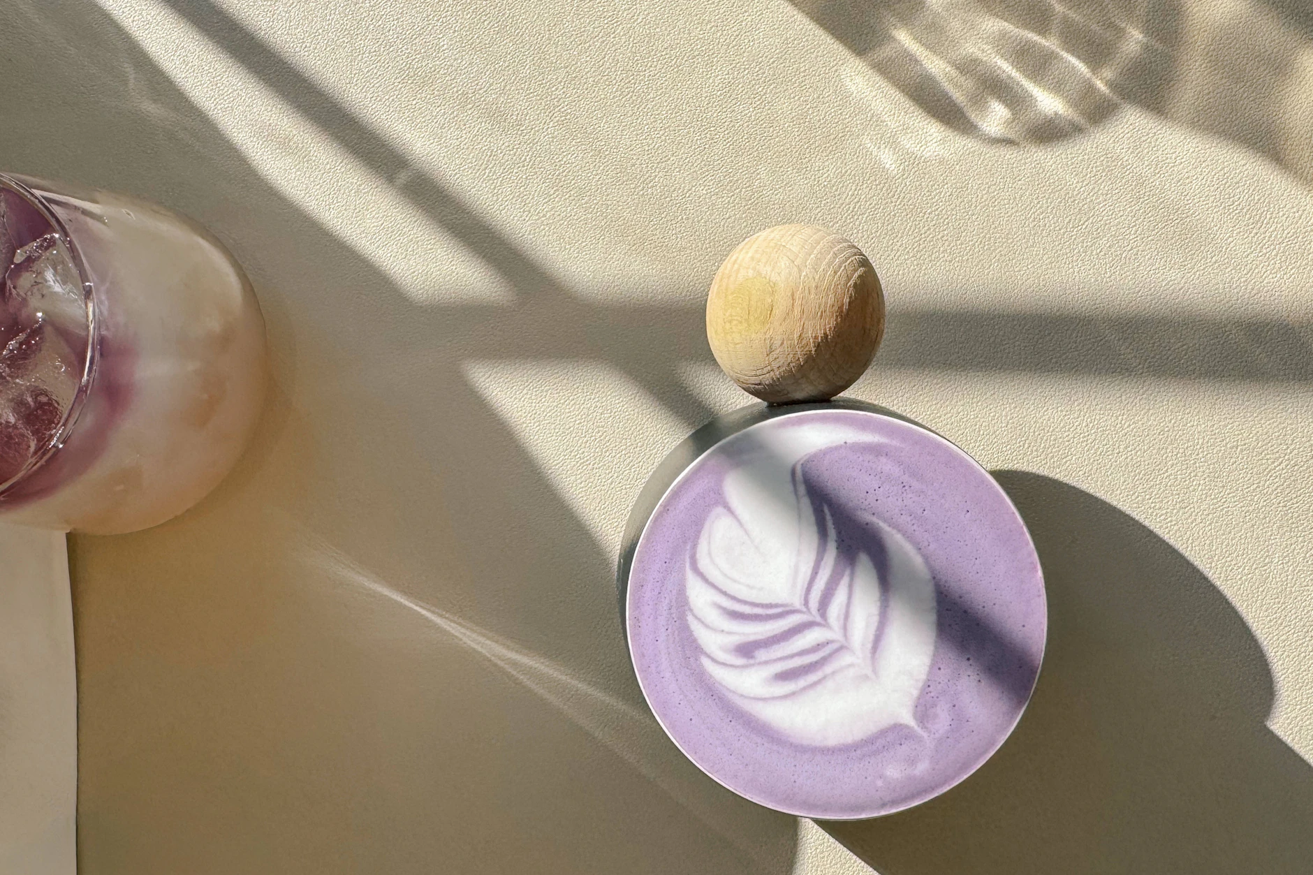 Lila Laune: ein Ube-Latte im Sonnenlicht. Ist das das Ende der Matcha-Ära?