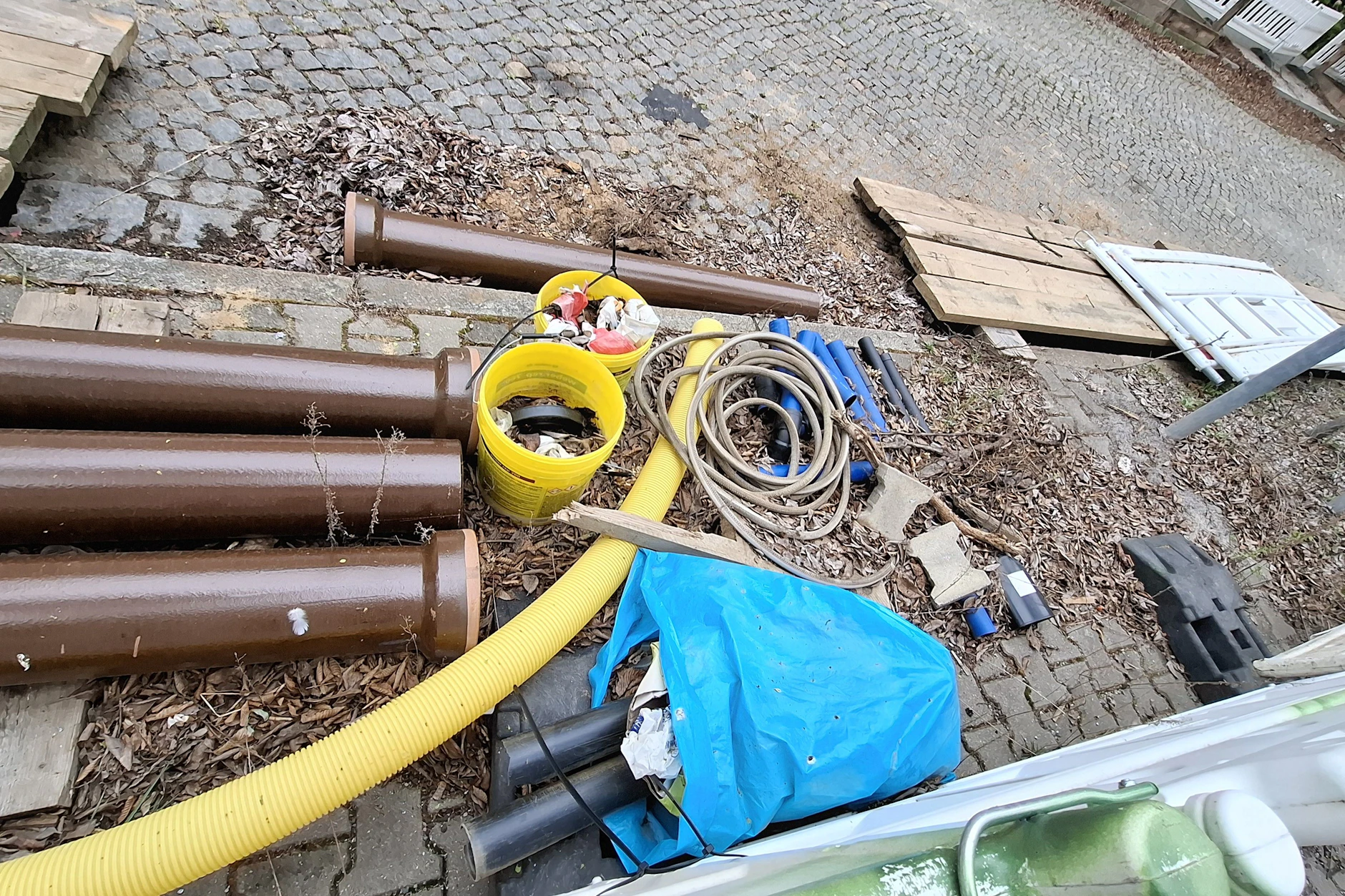 Rohre, Eimer und Kabel liegen seit Wochen auf der Baustelle in der Vereinsstraße herum.
