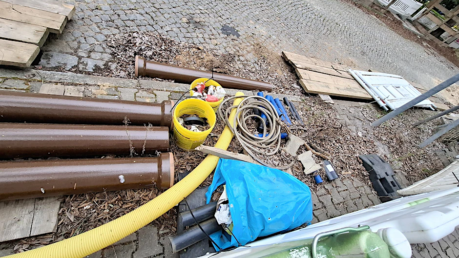 Rohre, Eimer und Kabel liegen seit Wochen auf der Baustelle in der Vereinsstraße herum.