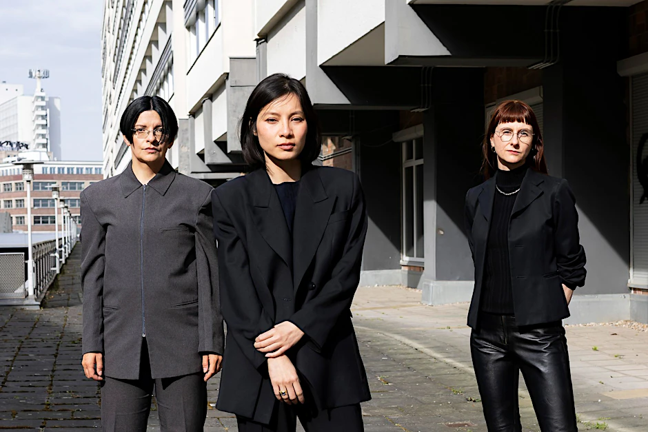 Die Gestalterinnen des Deutschen Pavillons in Venedig: die kürzlich verstorbene Henrike Naumann (v.l.n.r.), Sung Tieu und die Kuratorin Kathleen Reinhardt