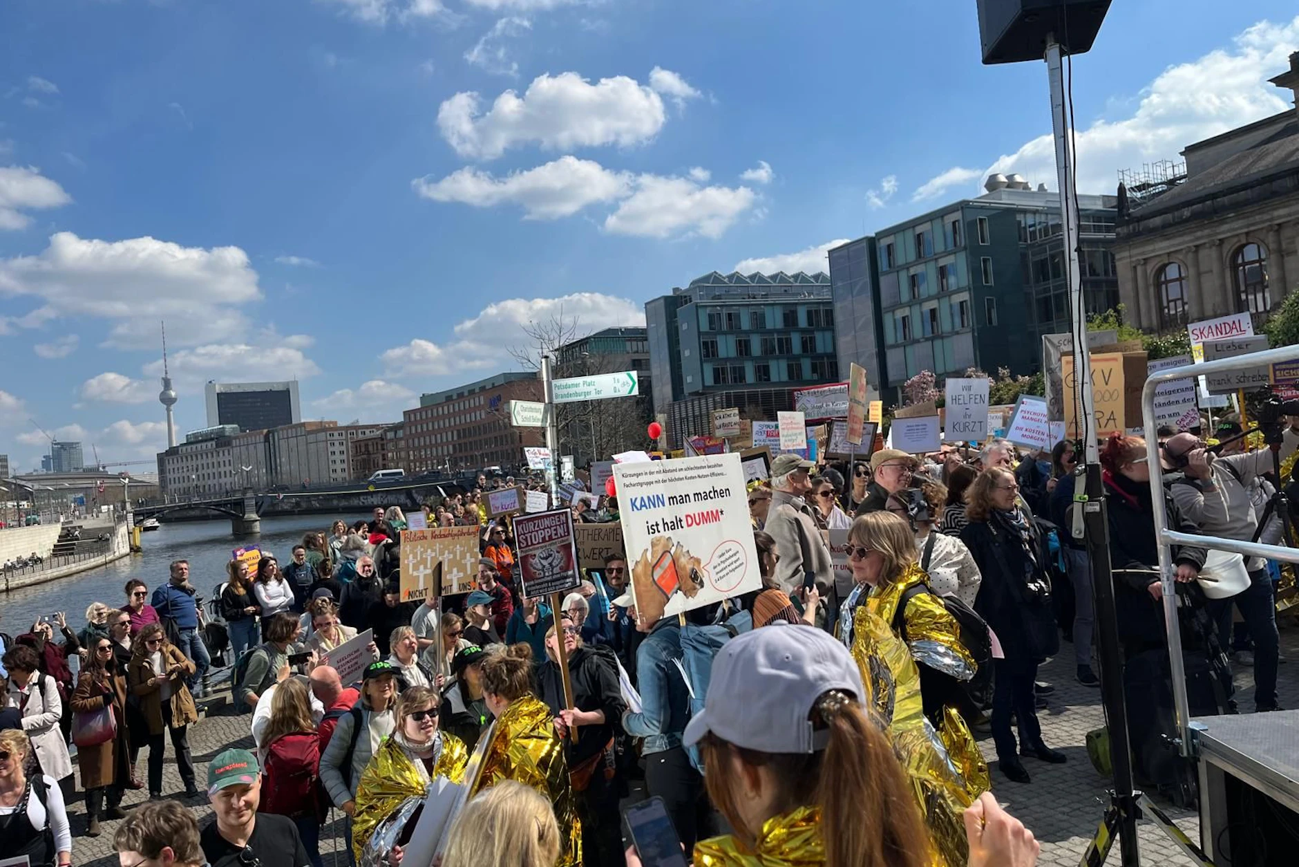 Psychotherapeuten demonstrieren in Berlin vor dem Paul-Löbe-Haus.
