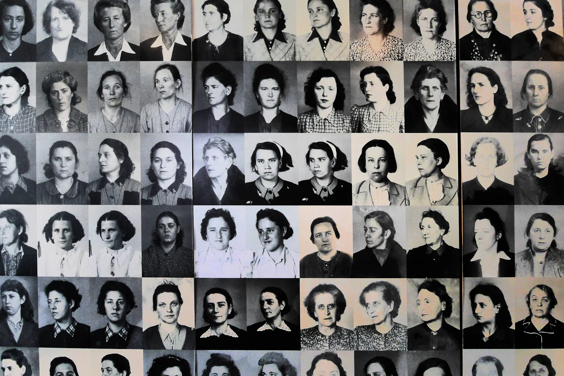 Das KZ Ravensbrück (auch Frauen-KZ Ravensbrück) war das größte Konzentrationslager für Frauen während des Nationalsozialismus.