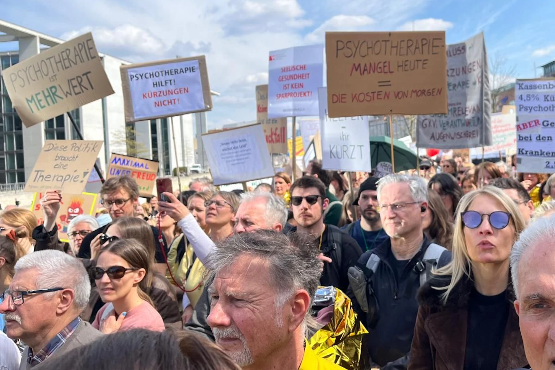 Auch in Berlin gehen am Mittwoch Psychotherapeuten auf die Straße. Sie demonstrieren gegen Honorarkürzungen, die erst im März beschlossen wurden.