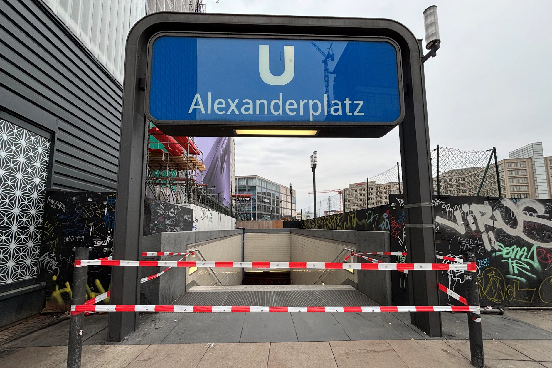 Schock am Alex: Gerüstteil trifft Frau – BVG sperrt U2-Zugang