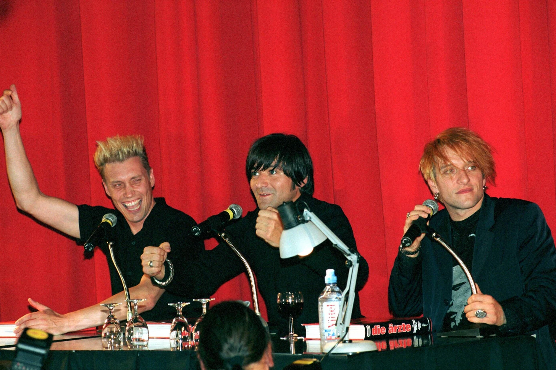 Die Ärzte: Farin Urlaub, Rodrigo Gonzalez, Bela B. 2001 in Berlin. 2027 kehren sie für eine Tournee auf die Bühne zurück.