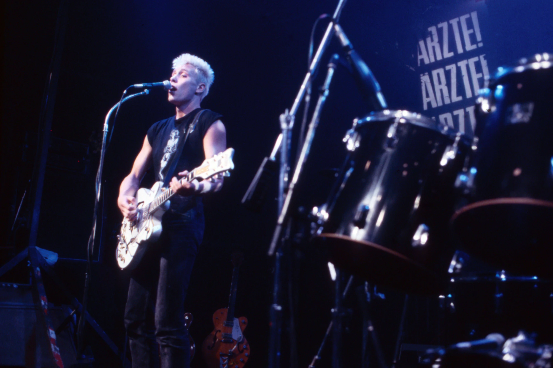 Farin Urlaub bei einem Ärzte-Konzert 1994. Bis heute spielen sie in ausverkauften Hallen.