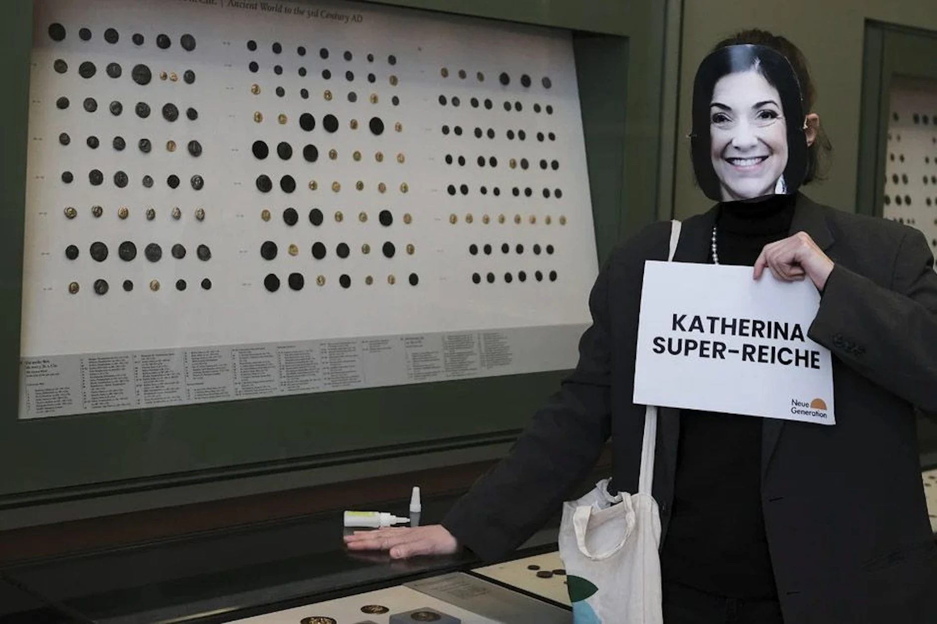 Aktivistin Joyce Fiedler protestiert gegen die Arbeit von Bundeswirtschaftsministerin Katherina Reiche.