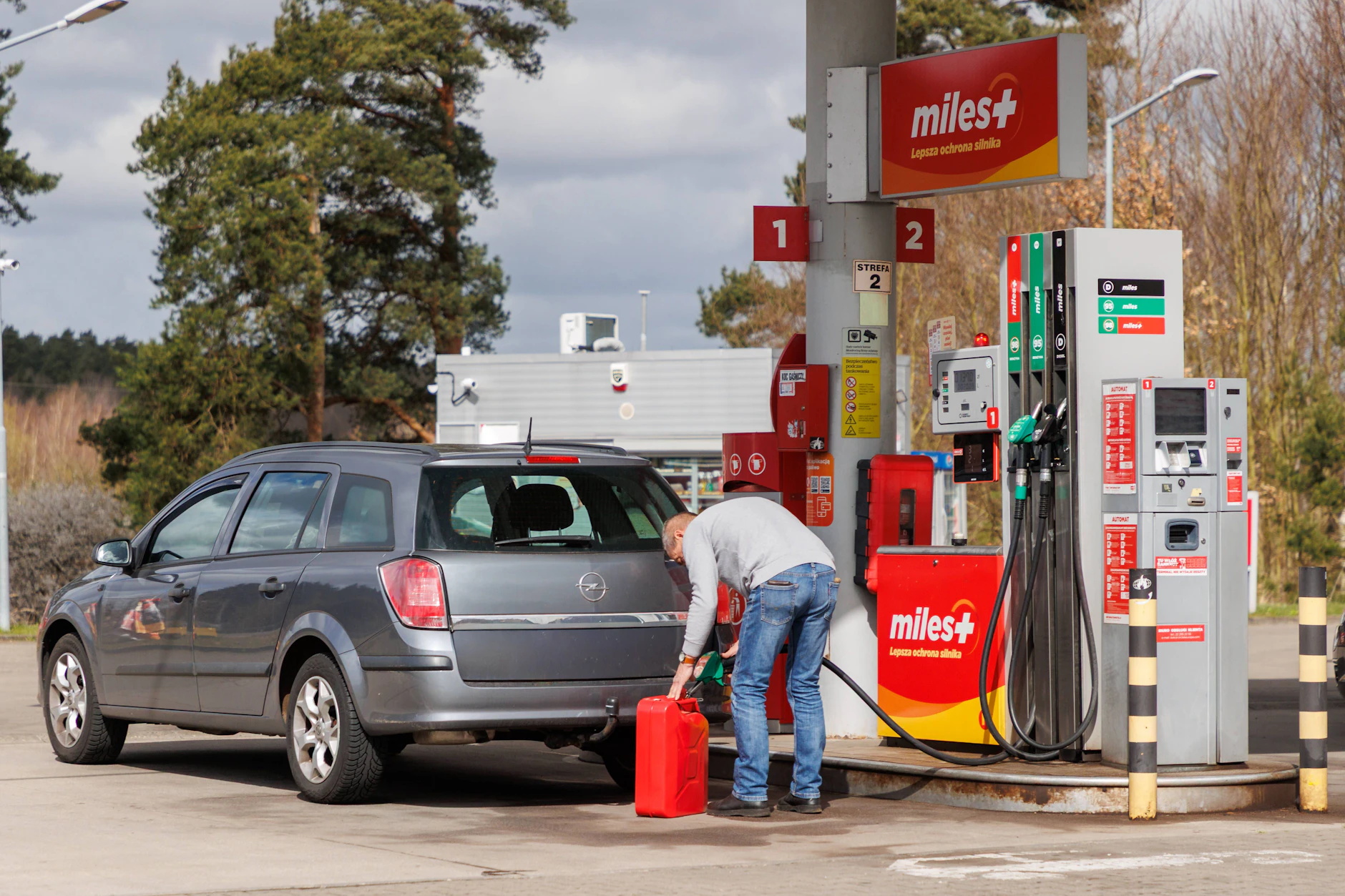 Deutsche Bürger tanken in Polen billigeren Kraftstoff in ihr Fahrzeug.