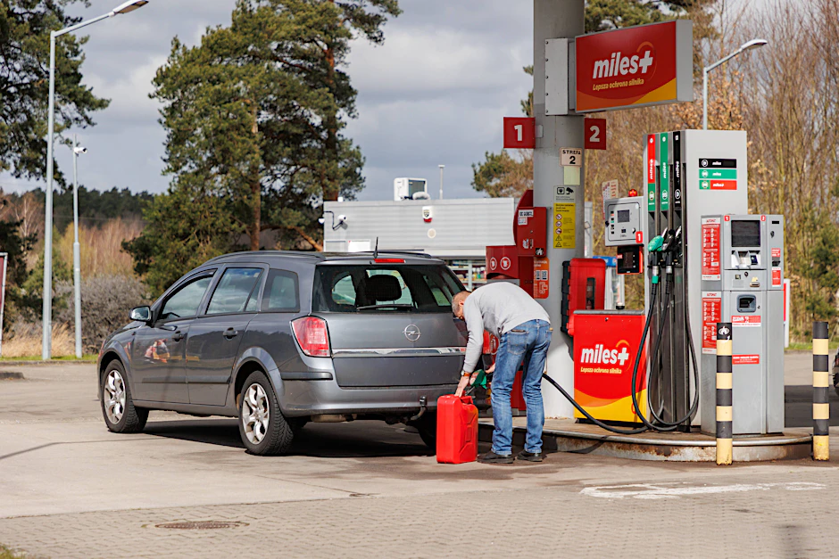 Deutsche Bürger tanken in Polen billigeren Kraftstoff in ihr Fahrzeug.