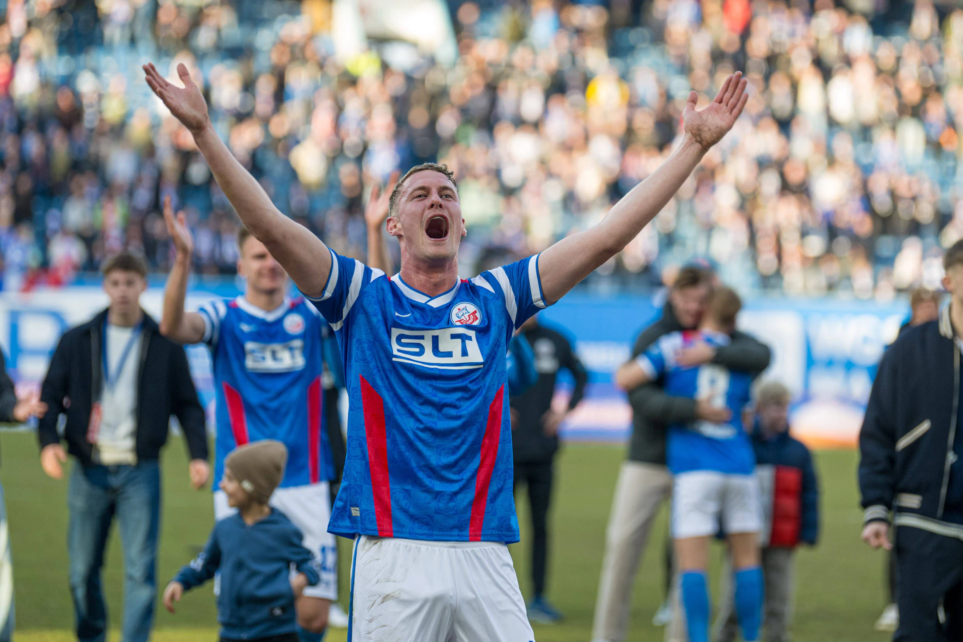 Stürmer Emil Holten trifft in der Rückrunde bereits neunmal und kommt bei Hansa Rostock aus dem Jubeln gar nicht mehr raus.