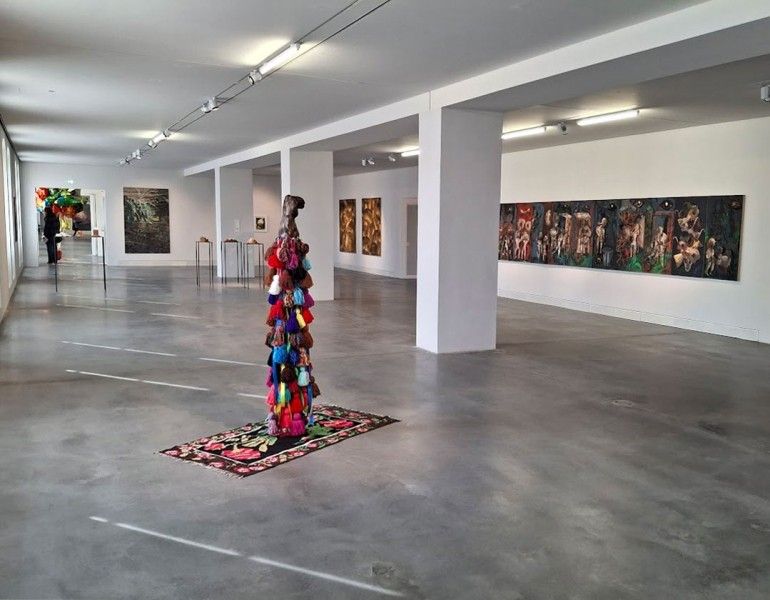 Rohkunstbau in der Zitadelle Spandau: 25 Künstler setzen pazifistische Zeichen