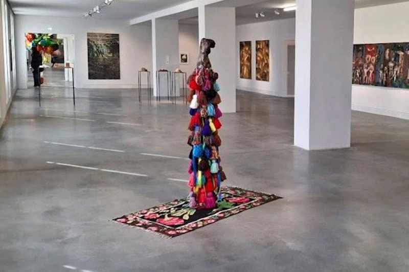 Rohkunstbau in der Zitadelle Spandau: 25 Künstler setzen pazifistische Zeichen