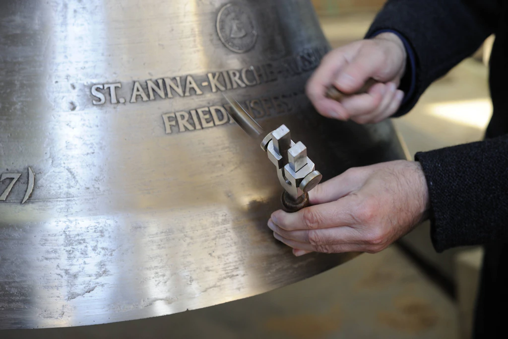 Werksprüfung der Friedensglocke der St. Anna-Kirchengemeinde in Augsburg.