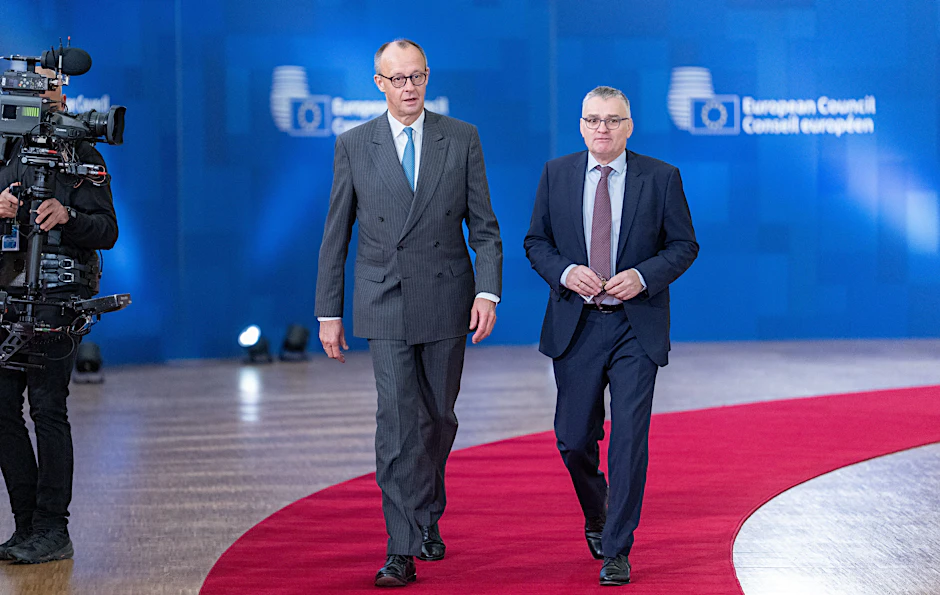 Regierungssprecher Stefan Kornelius, in diesem Foto neben Kanzler Friedrich Merz schreitend, zu NATO-Generalsekretär Rutte: „Ich werde nicht jede Äußerung eines anderen Politikers kommentieren.“