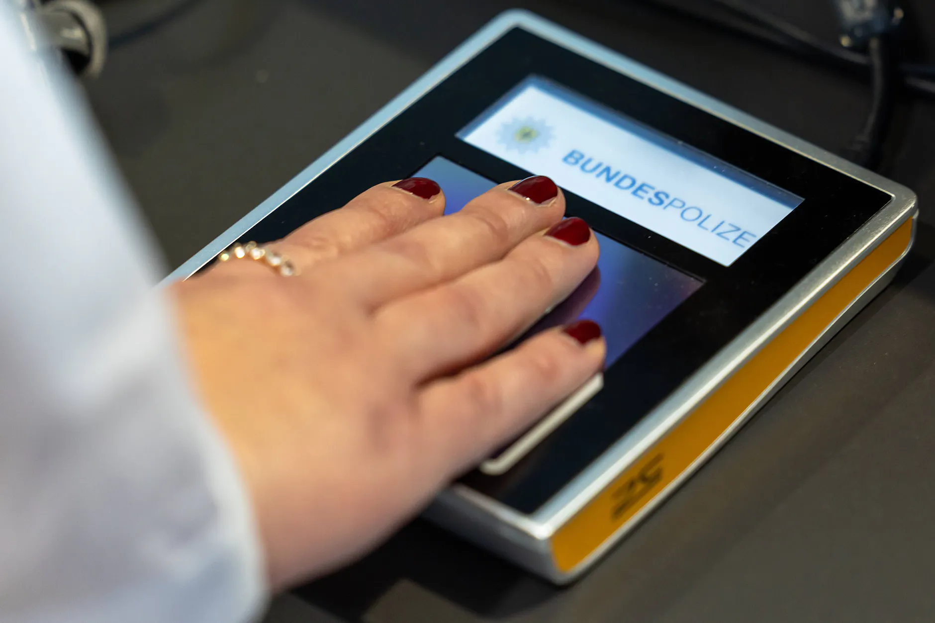 Das Bild zeigt die Erfassung von Fingerabdrücken im Rahmen des EU-Grenzsystems EES.