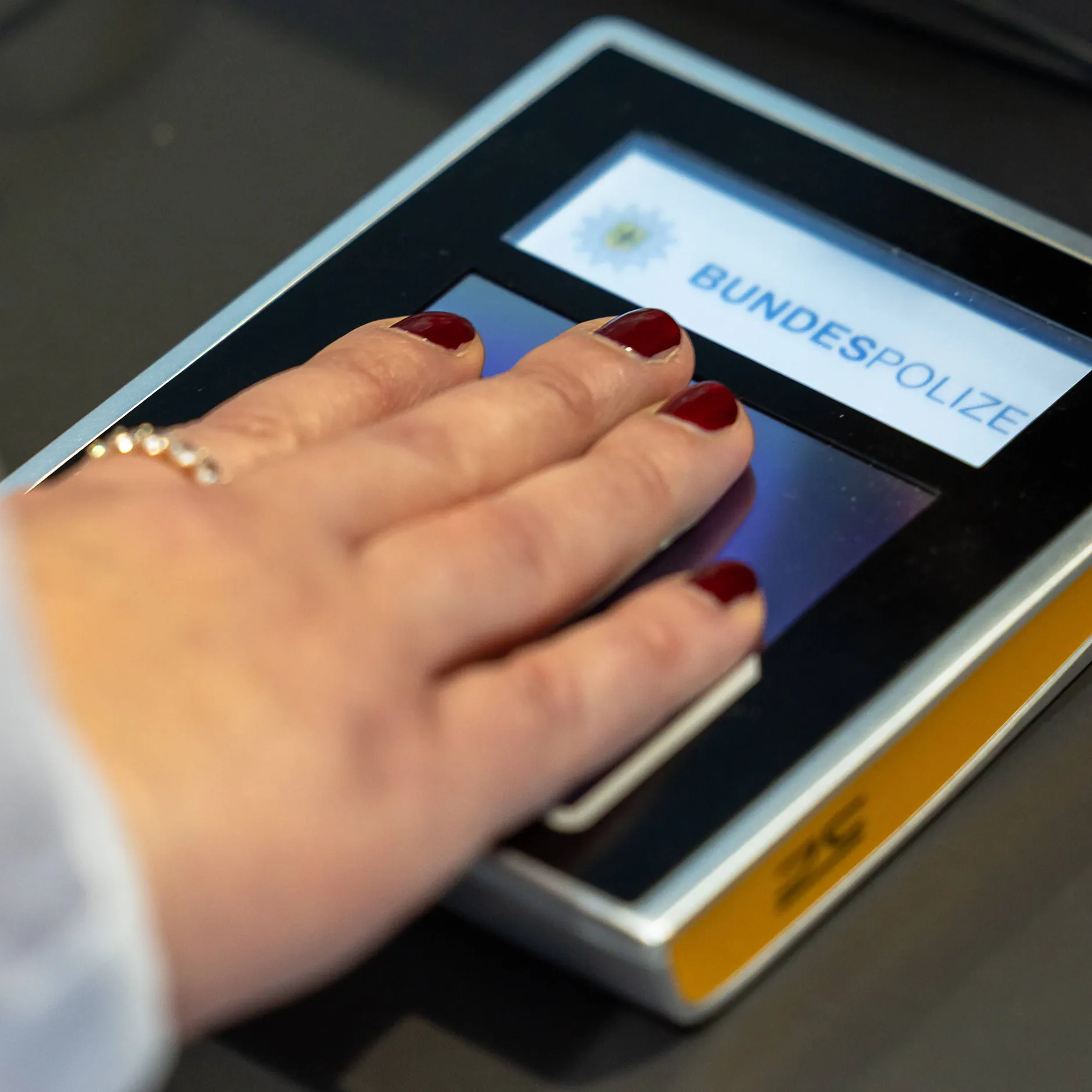 Image - Drei Stunden Wartezeit: Neues biometrisches EU-Grenzsystem sorgt für Chaos an Flughäfen