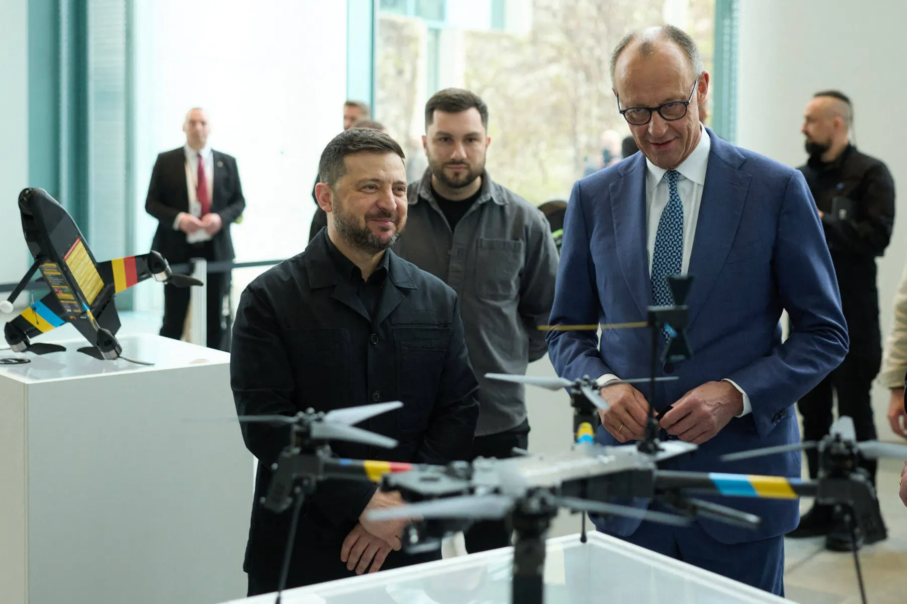 Der ukrainische Präsident Wolodymyr Selenskyj und Bundeskanzler Friedrich Merz besichtigen Kampfdrohnen aus deutsch-ukrainischer Produktion.