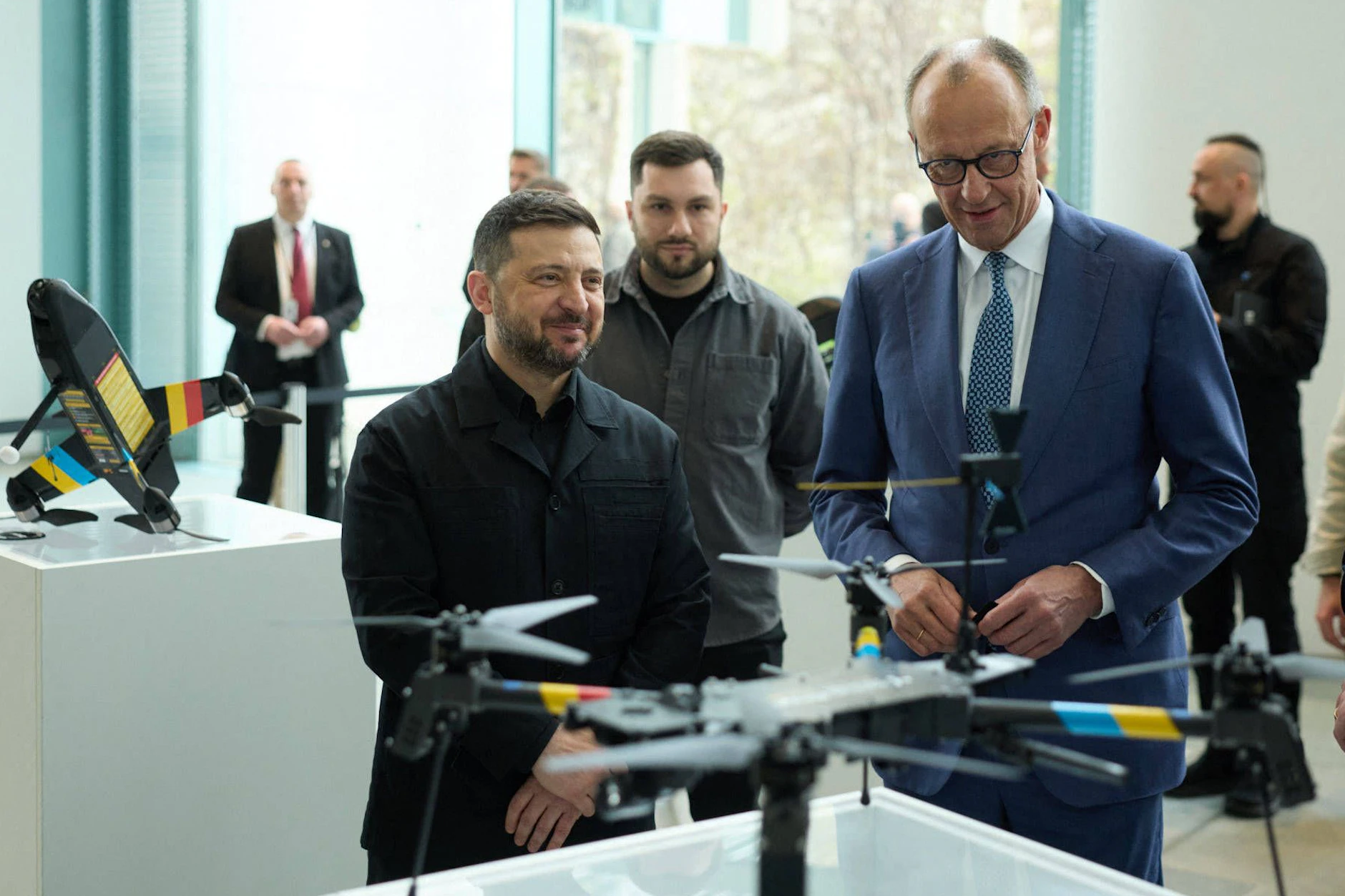 Der ukrainische Präsident Wolodymyr Selenskyj und Bundeskanzler Friedrich Merz besichtigen Kampfdrohnen aus deutsch-ukrainischer Produktion.