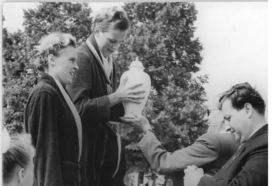 Jutta Olbrisch vom SC Chemie Halle wird deutsche Meisterin über die 100-Meter-Freistil und bekommt einen Wanderpokal überreicht.