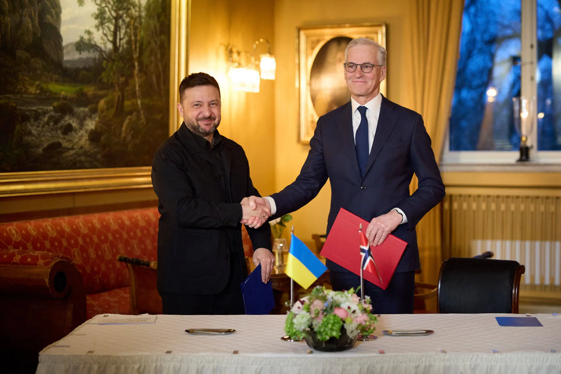 Selenskyj und Norwegens Ministerpräsident Jonas Gahr Støre unterzeichnen eine Vereinbarung zur Kooperation mit Schwerpunkt auf Drohnentechnologie und elektronischer Kriegsführung.