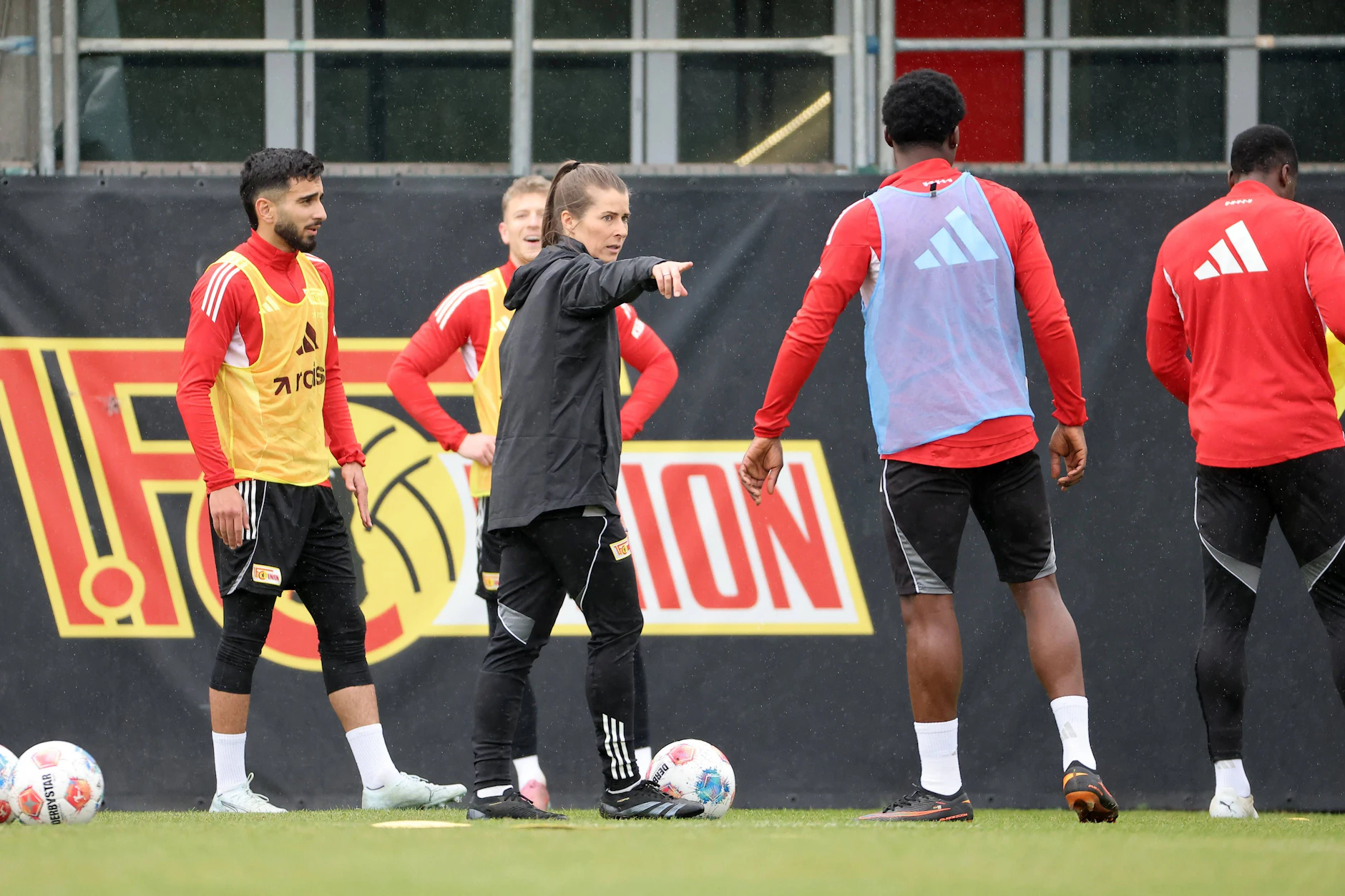 Chefcoach Marie-Louise Eta leitet lautstark das Training beim 1. FC Union Berlin.