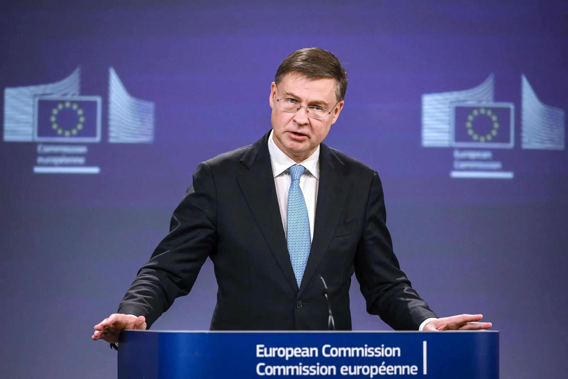 EU-Wirtschaftskommissar Valdis Dombrovskis fordert von den G7-Partnern eine schnelle Auszahlung der Hilfen für die Ukraine.