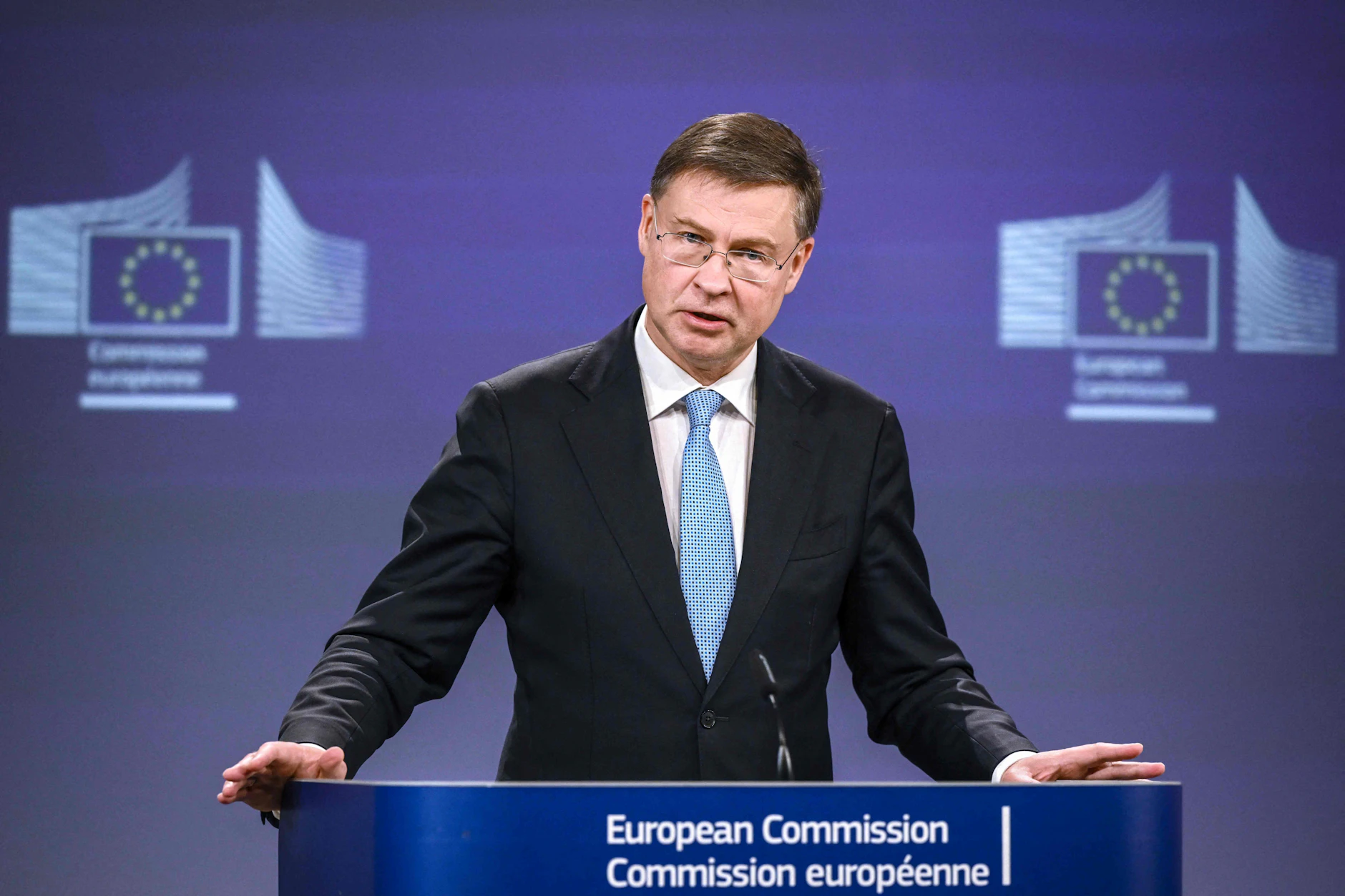 EU-Wirtschaftskommissar Valdis Dombrovskis fordert von den G7-Partnern eine schnelle Auszahlung der Hilfen für die Ukraine.