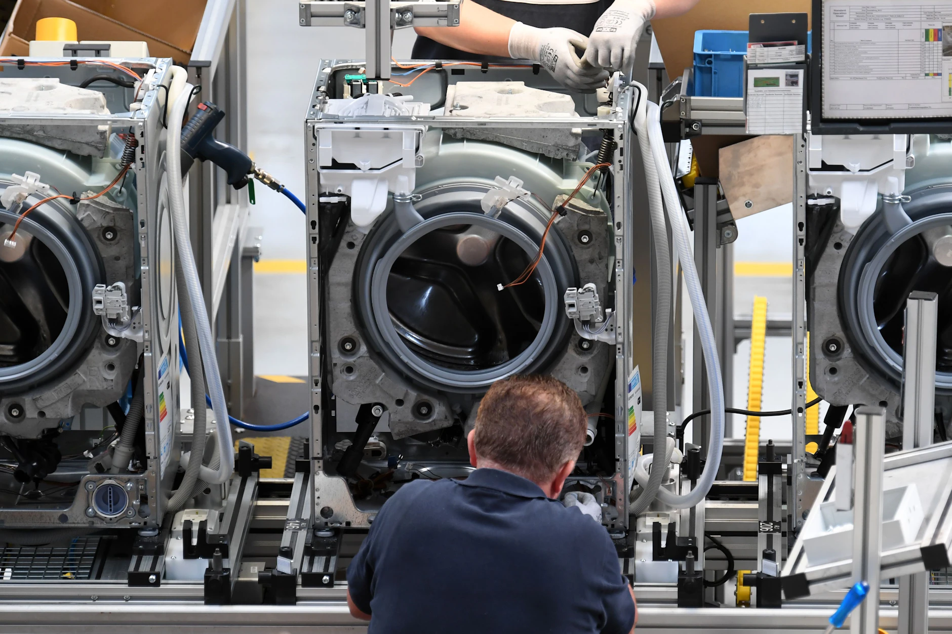 Brandenburg, Nauen: Waschmaschinen werden in einem BSH-Werk produziert.