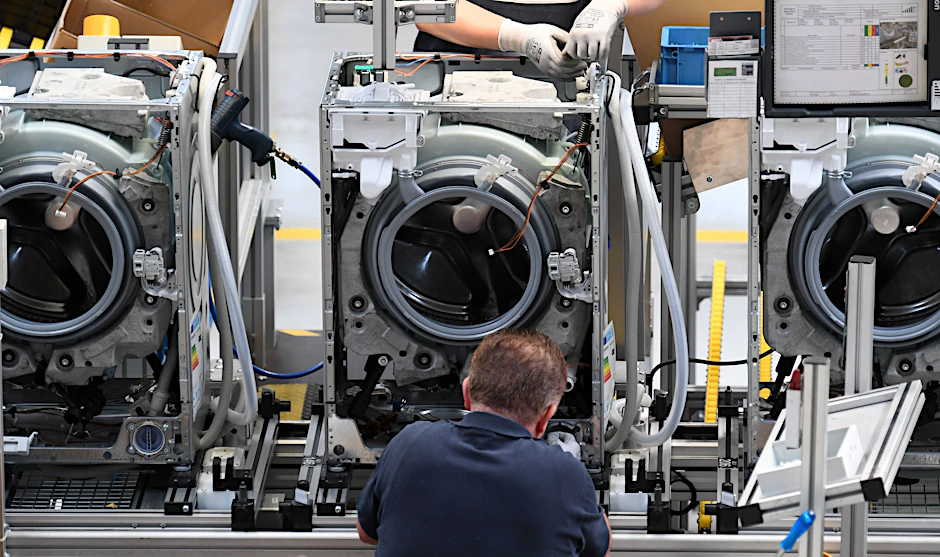 Brandenburg, Nauen: Waschmaschinen werden in einem BSH-Werk produziert.