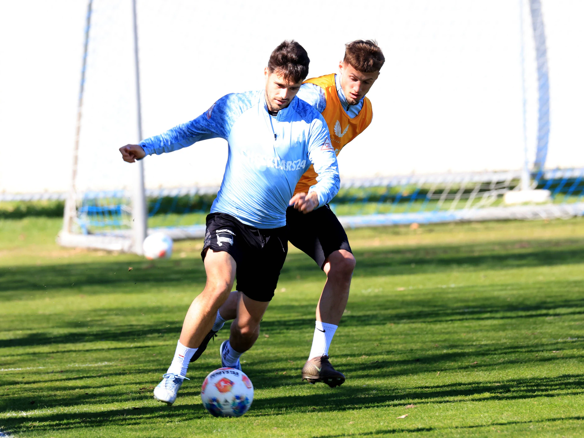 Nicht nur ein Trainingsduell bei Hertha BSC: Josip Brekalo im Zweikampf mit Michael Cuisance.