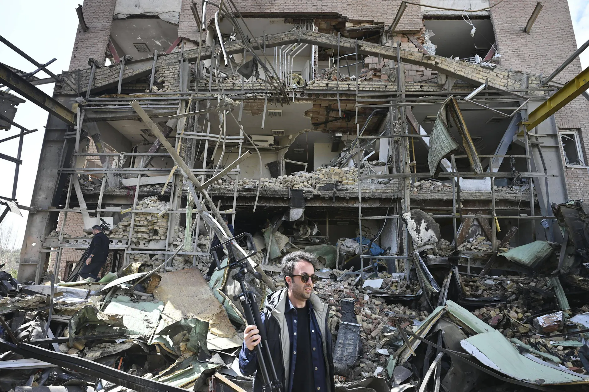 Das Foto zeigt zeigt ein Labor der renommierten Universität Shahid Beheshti in Teheran, das nach amerikanisch-israelischen Raketenangriffen in Trümmern liegt.