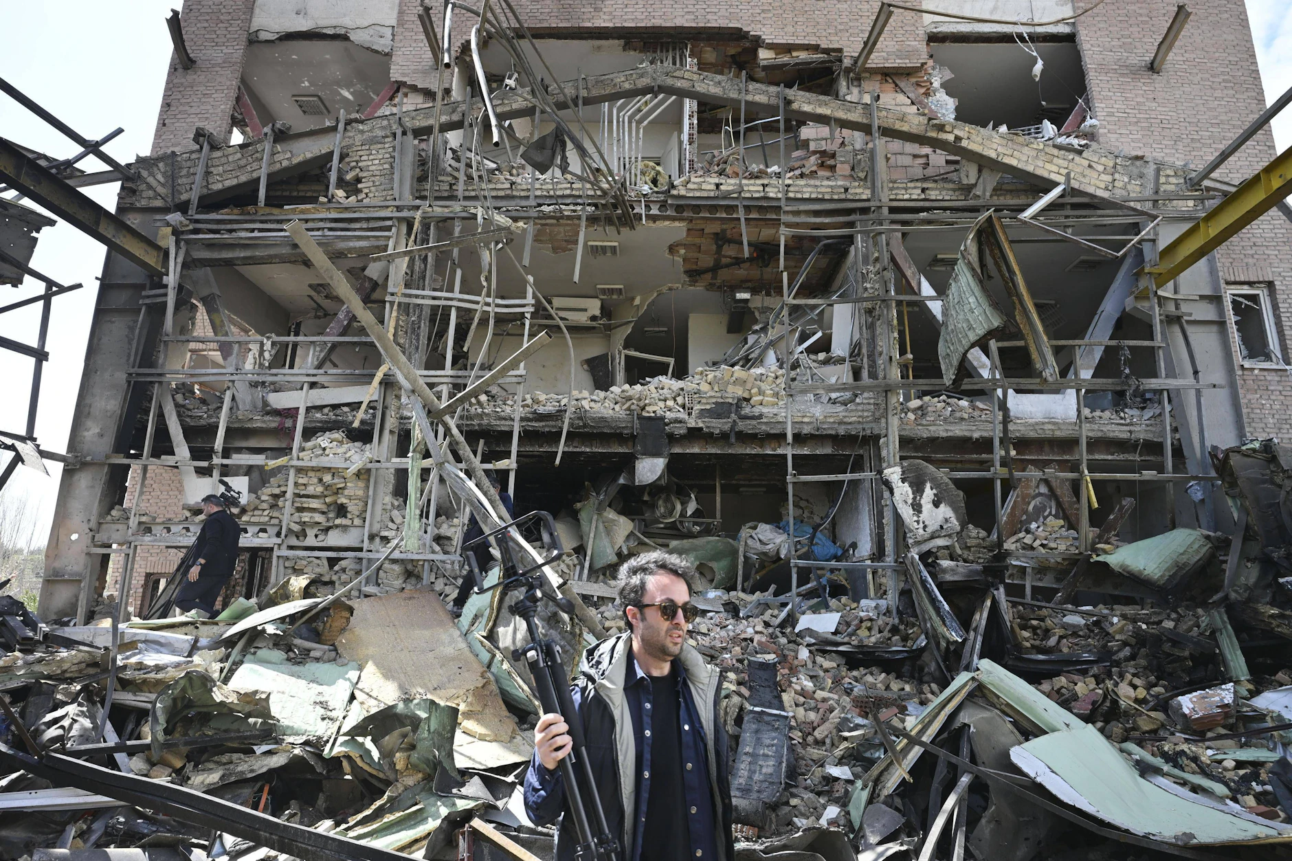 Das Foto zeigt zeigt ein Labor der renommierten Universität Shahid Beheshti in Teheran, das nach amerikanisch-israelischen Raketenangriffen in Trümmern liegt.