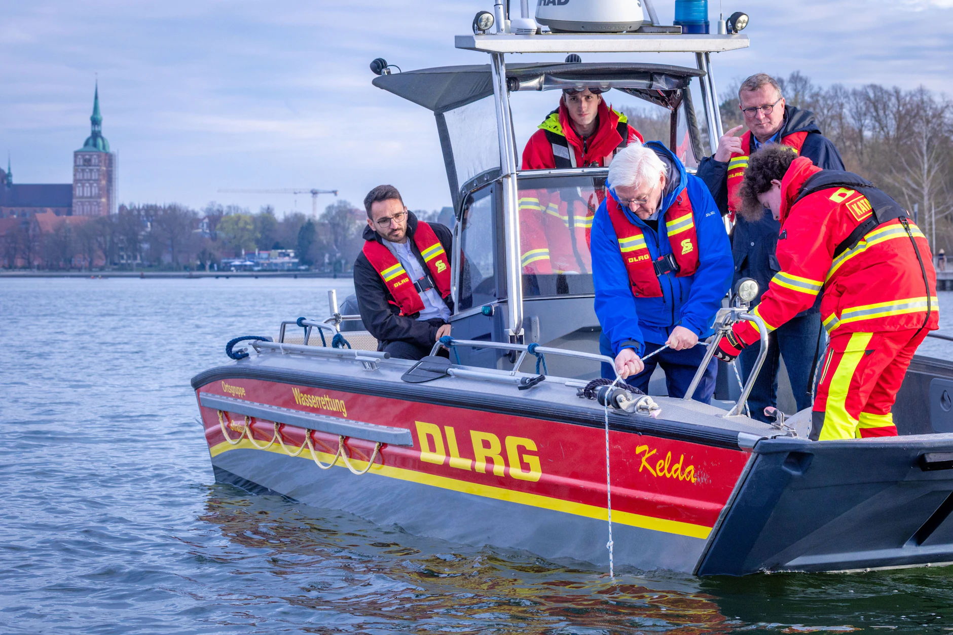 Kann er mit anpacken? Steinmeier lässt im Sund eine Boje herab.
