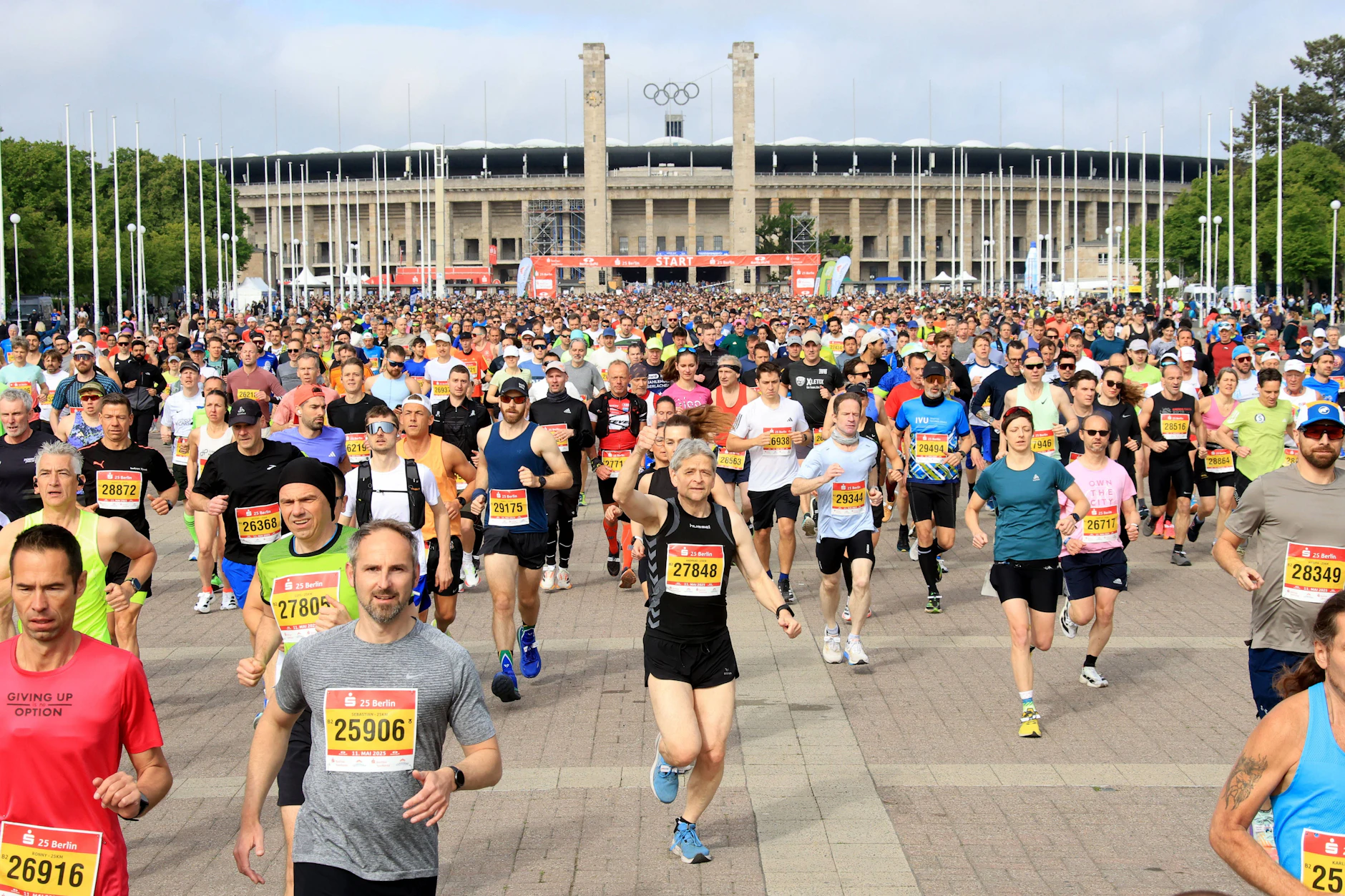 Am Olympiastadion gehen die Läufer an den Start, wie hier 2025.