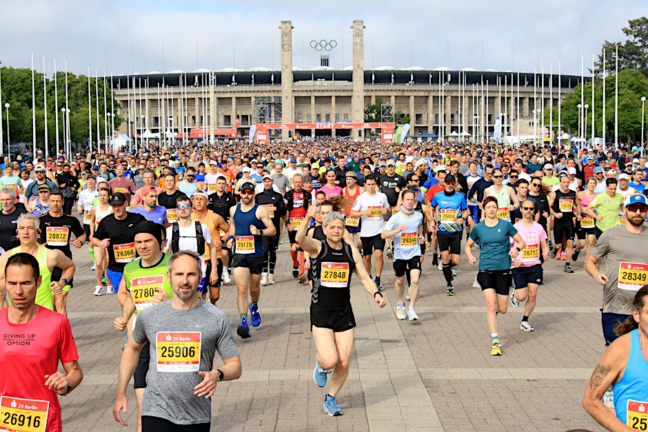 Am Olympiastadion gehen die Läufer an den Start, wie hier 2025.