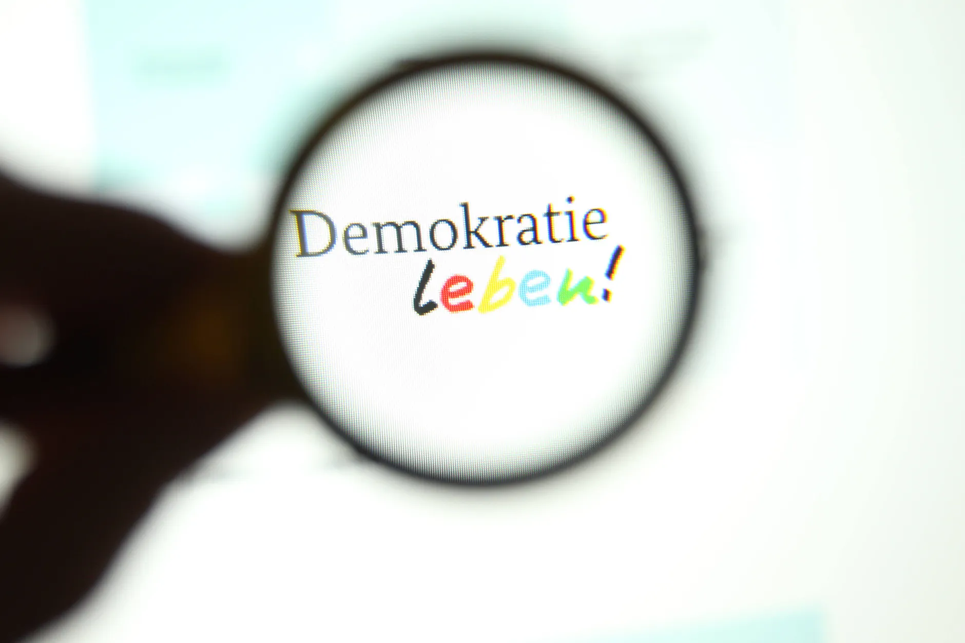 Immer mehr Berlinerinnen und Berliner sind der Demokratie skeptisch eingestellt und haben rechte Tendenzen.