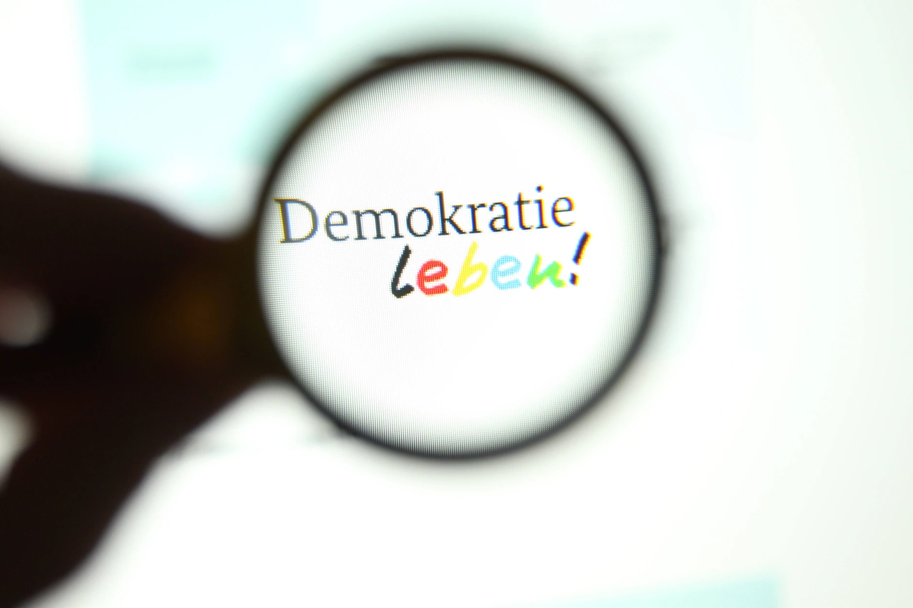 Immer mehr Berlinerinnen und Berliner sind der Demokratie skeptisch eingestellt und haben rechte Tendenzen. 