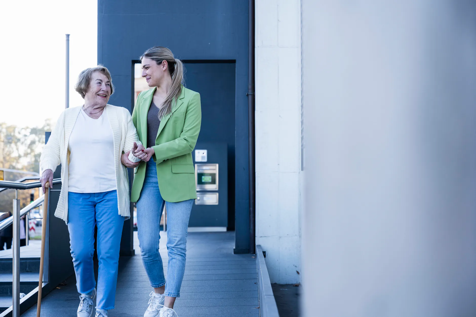 Erbschleicherei gibt es auch in der eigenen Familie. Kinder oder Enkelkinder bedienen sich mit einer Vollmacht für eigene Zwecke an den Konten ihrer älteren Familienmitglieder. (Symbolbild)