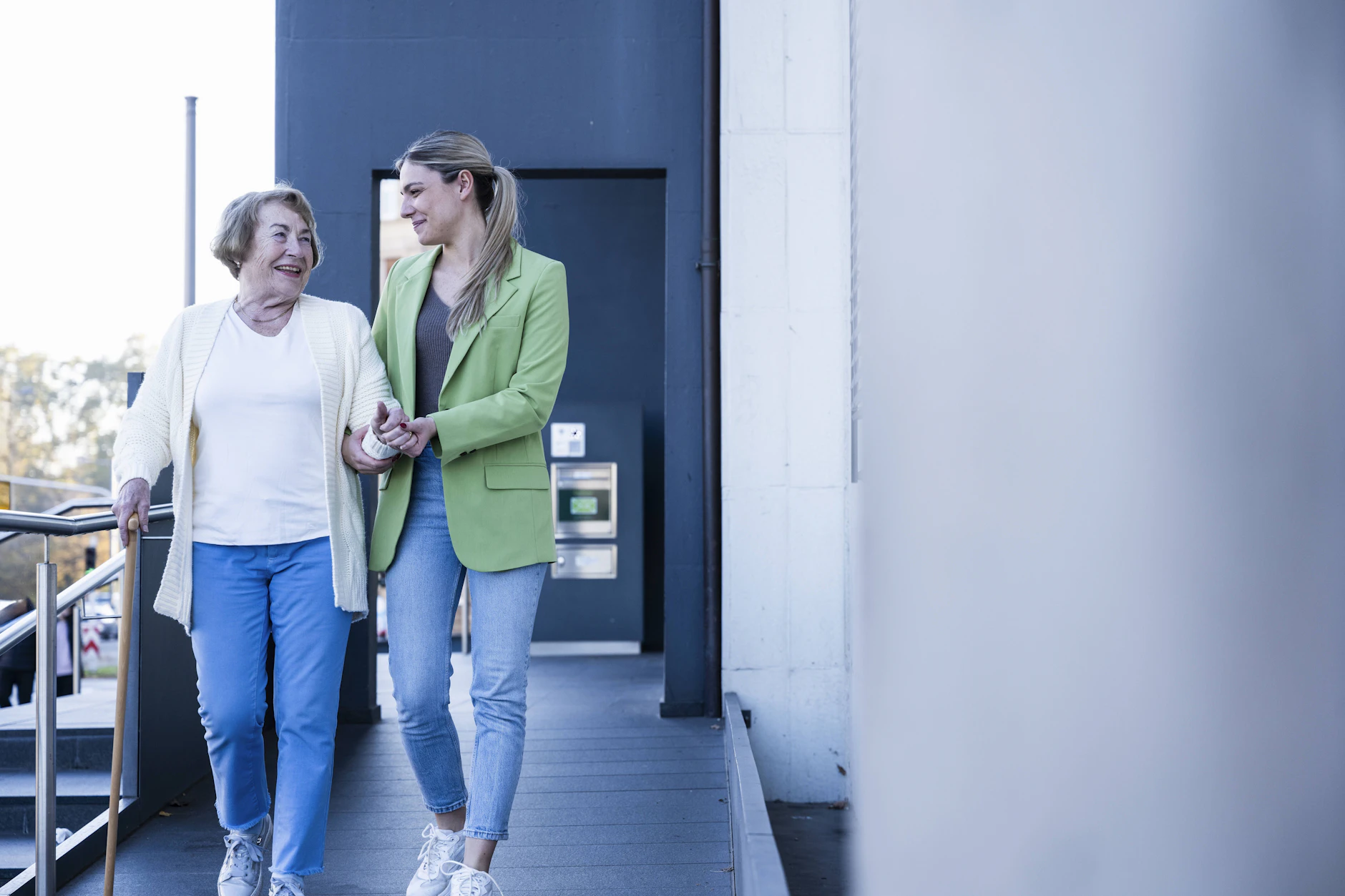 Erbschleicherei gibt es auch in der eigenen Familie. Kinder oder Enkelkinder bedienen sich mit einer Vollmacht für eigene Zwecke an den Konten ihrer älteren Familienmitglieder. (Symbolbild)