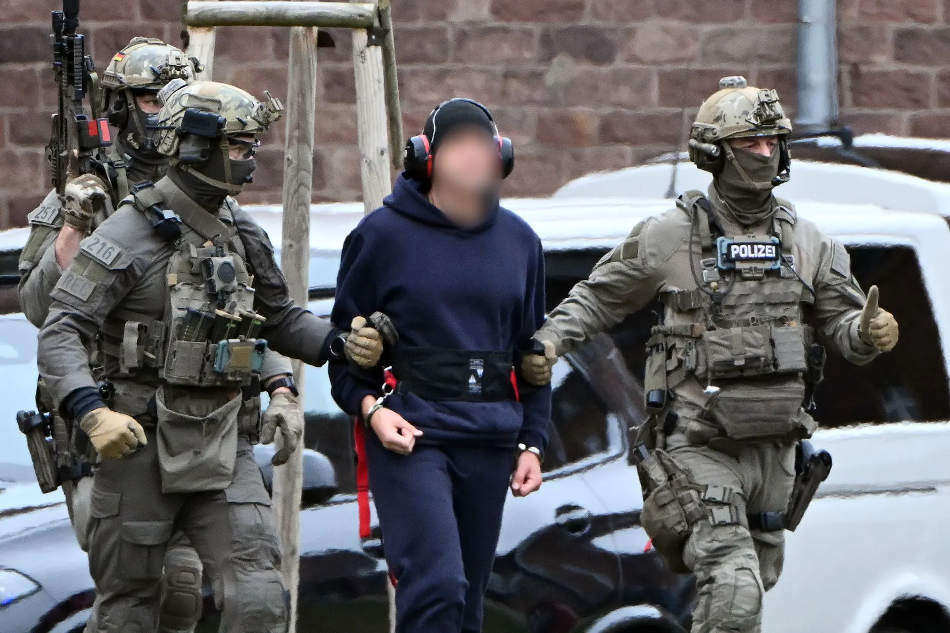 <a href="https://www.berliner-zeitung.de/wirtschaft-verantwortung/sprengung-von-nord-stream-2-erste-verhaftung-in-italien-li.2350861">Serhii K.</a> wird zum Ermittlungsrichter des Bundesgerichtshofs (BGH) in Karlsruhe geführt.