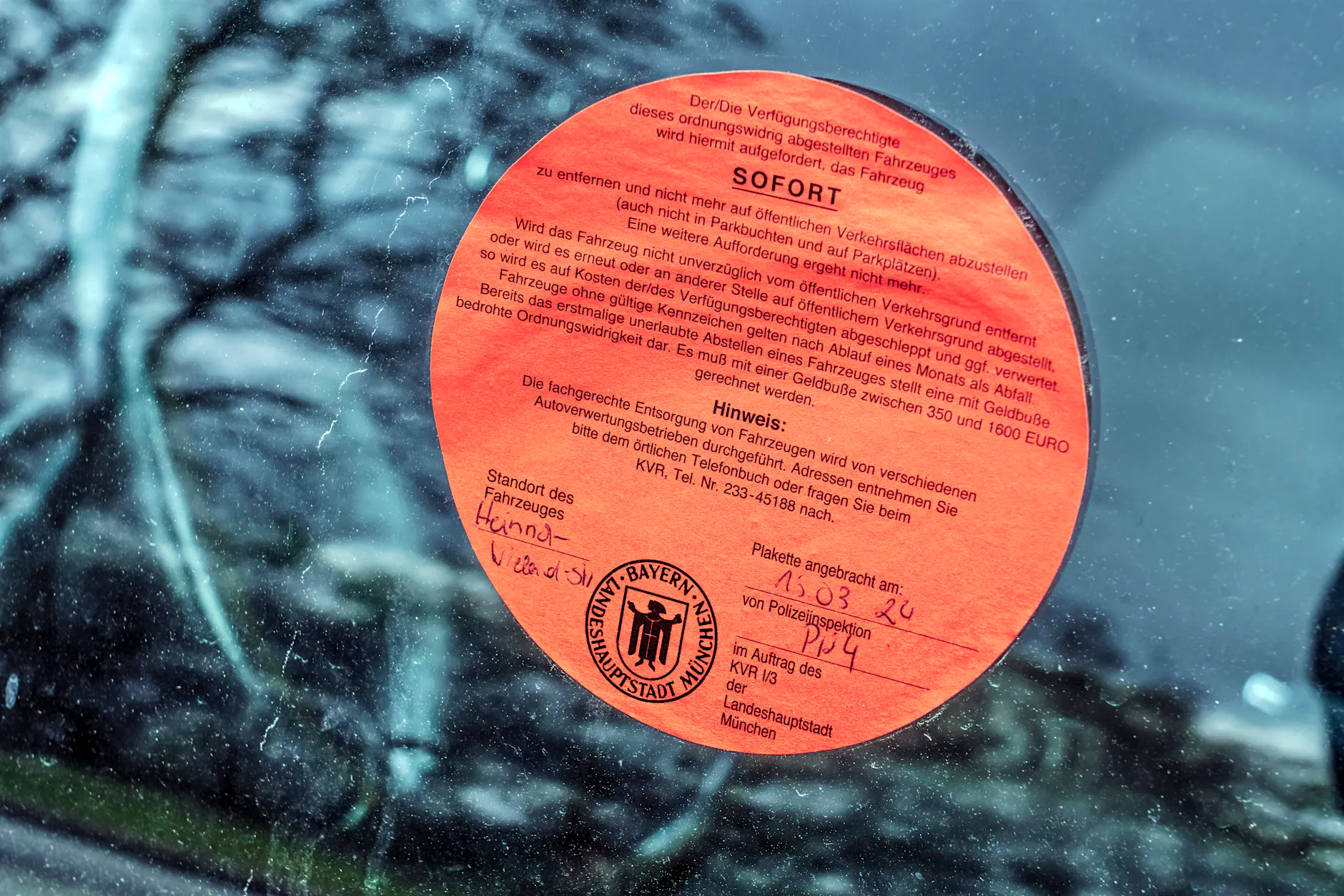 Roter Aufkleber am Auto: Bis zu 100.000 Euro drohen
