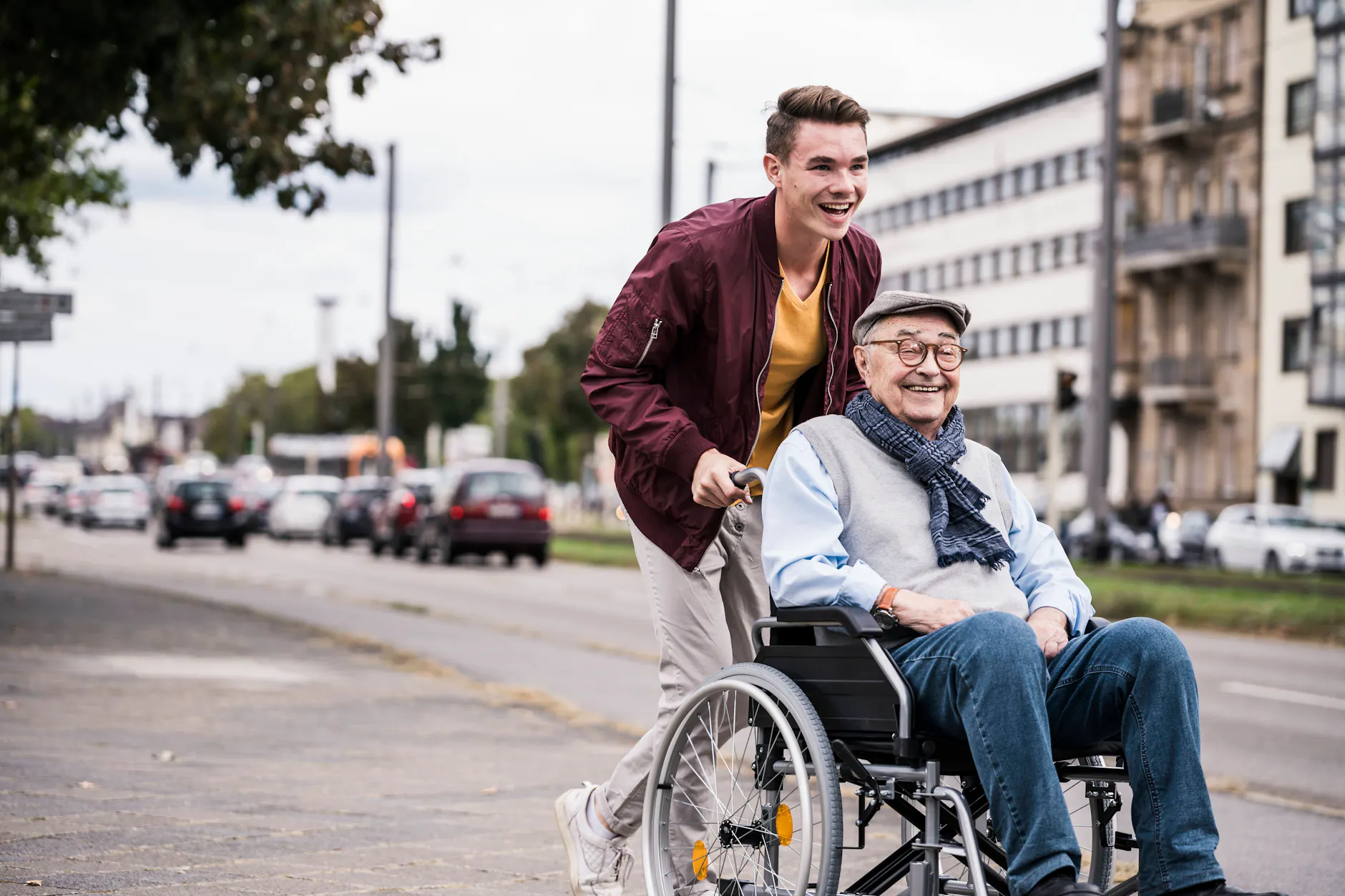 Freundlicher Helfer oder Erbschleicher? Vielen Betroffenen fällt es schwer, hier zu unterscheiden. (Symbolbild)
