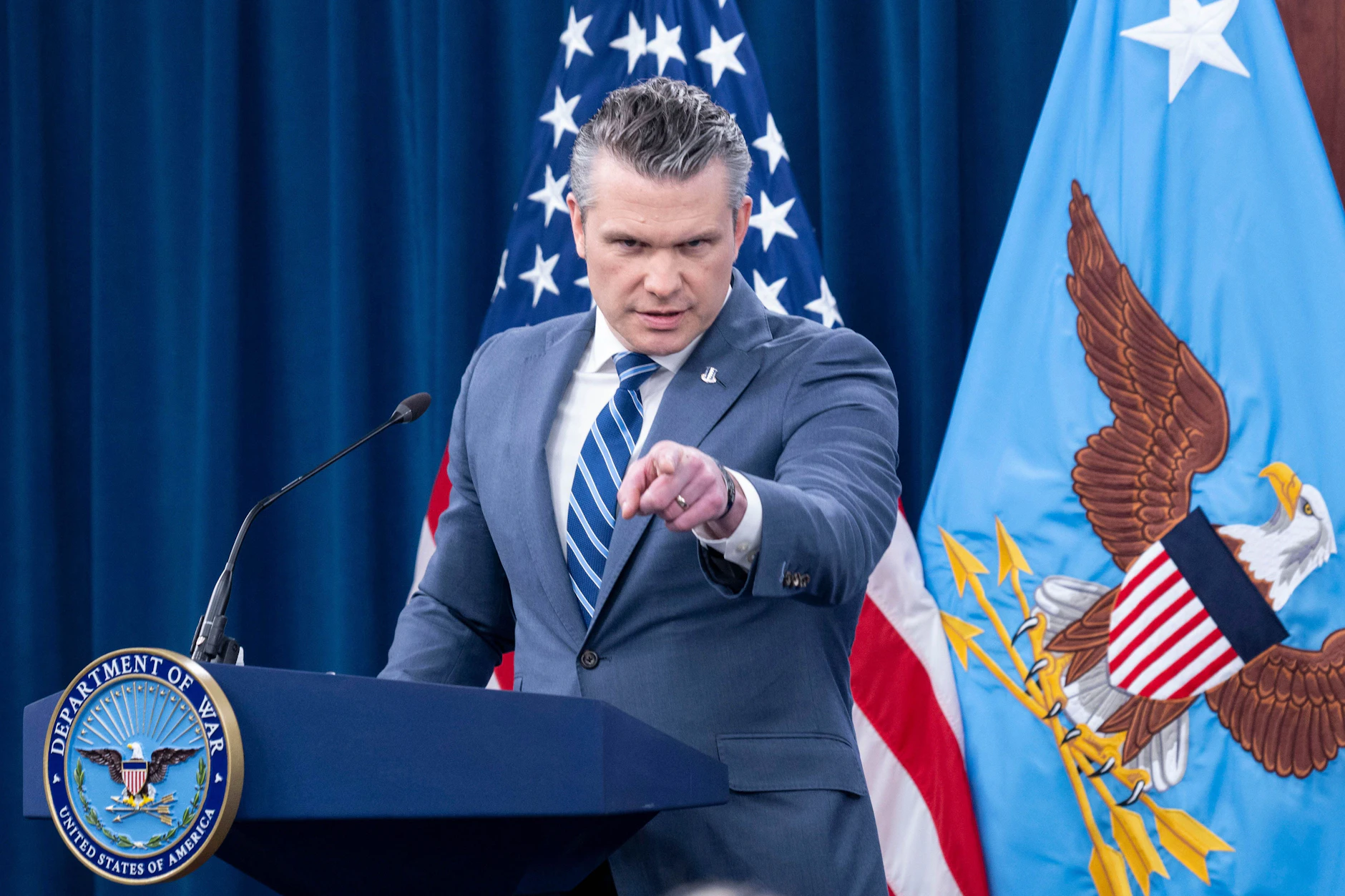 16.04.2026, USA, Washington: US-Verteidigungsminister Pete Hegseth während einer Pressekonferenz im Pentagon