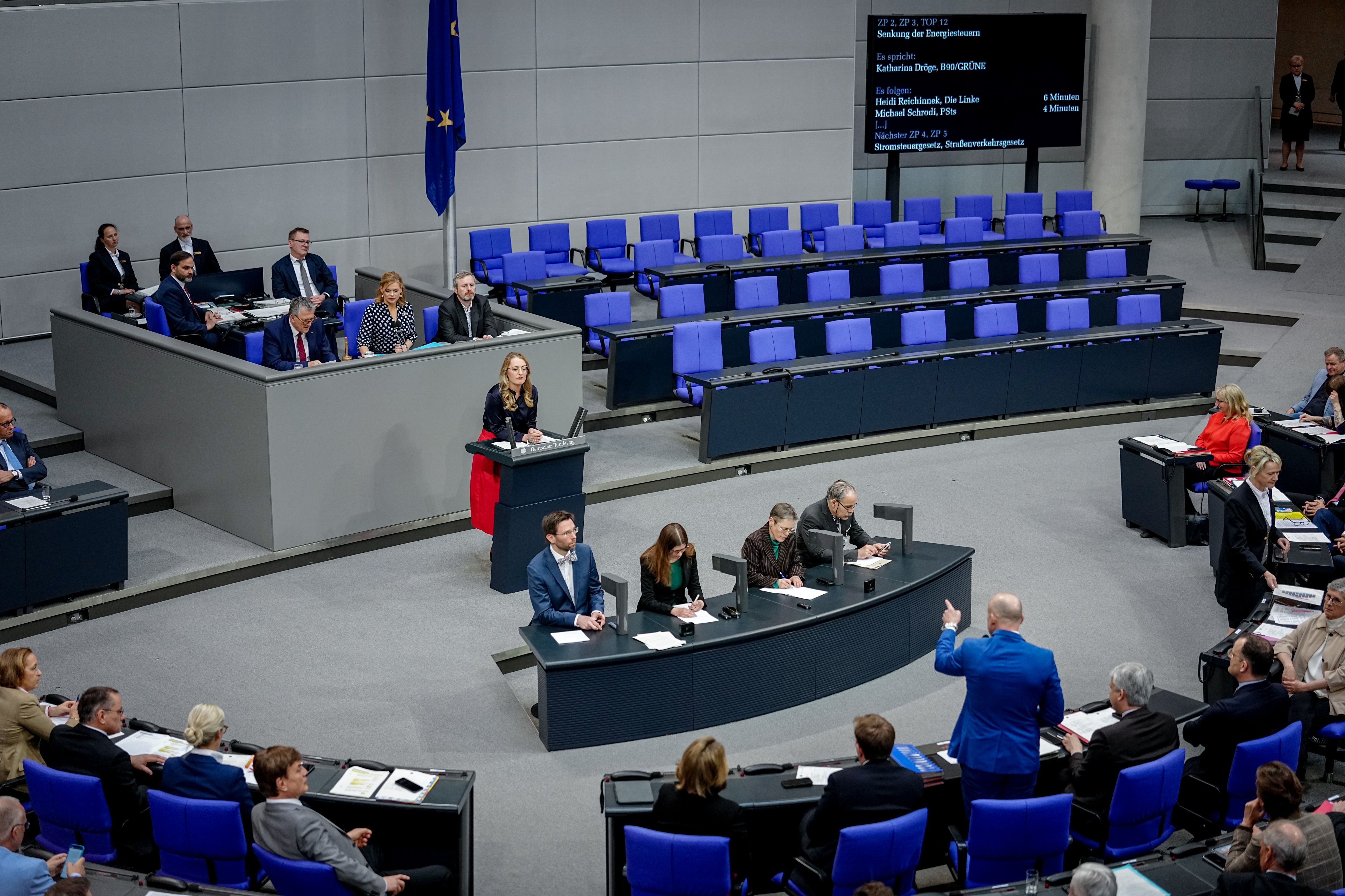 Image - Bundestag: Scharfe Kritik am Tankrabatt und Debatte über Tempolimit-Gesetz