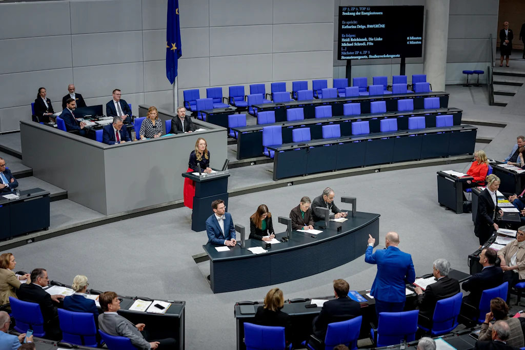 Bundestag: Scharfe Kritik am Tankrabatt und Debatte über Tempolimit-Gesetz
