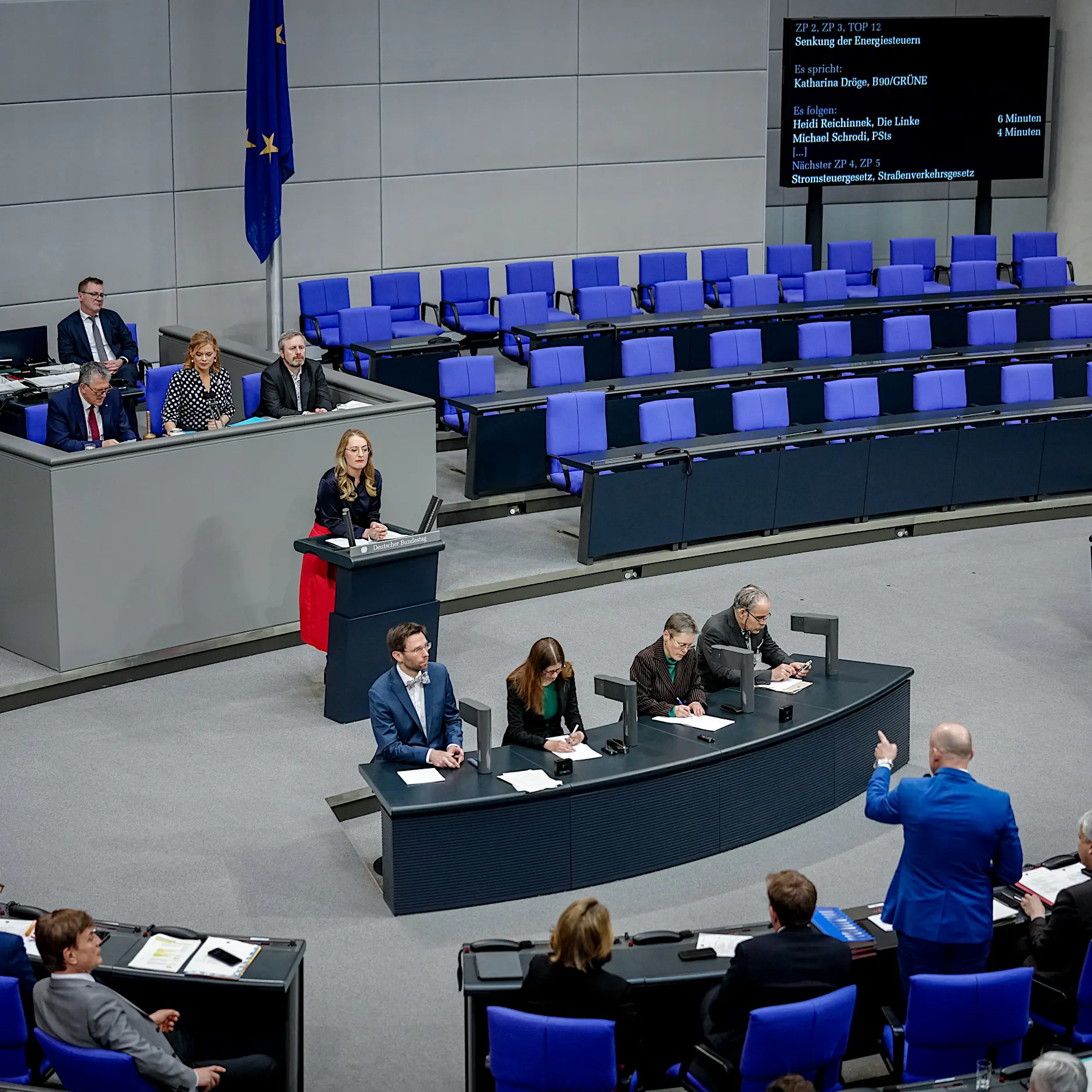 Bundestag: Scharfe Kritik am Tankrabatt und Debatte über Tempolimit-Gesetz