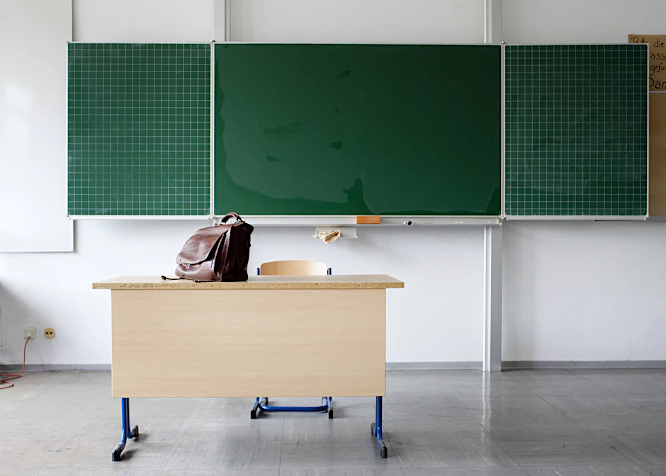 Die Praxis, lediglich die Unterrichtsstunden als Maßstab für die Arbeitsbelastung heranzuziehen, wird der Realität an den Schulen nicht gerecht, sagt Sachsens Kultusminister.