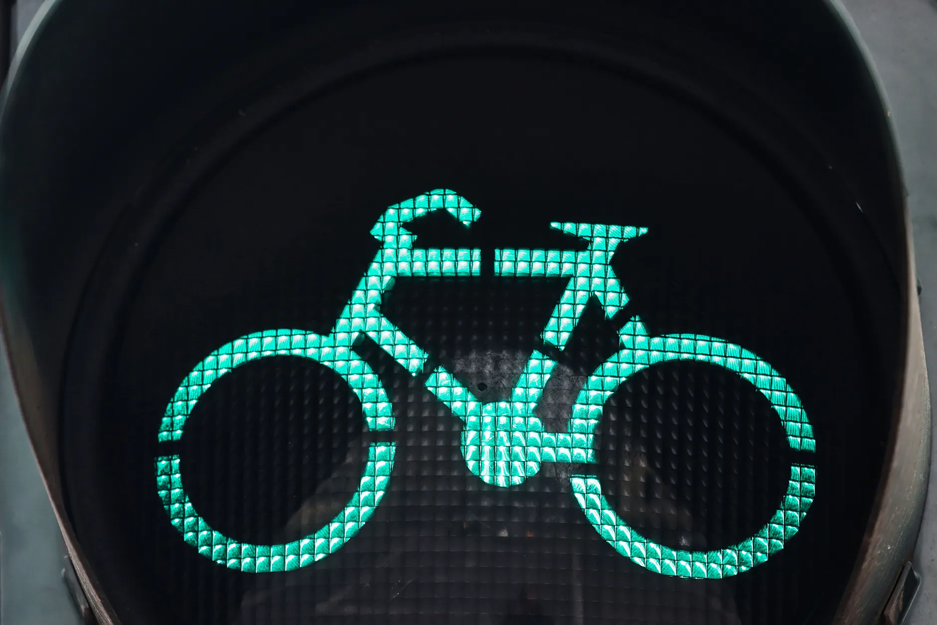 Auf der Schönhauser Allee hat ein Autofahrer einen Radfahrer mit einem Messer attackiert.