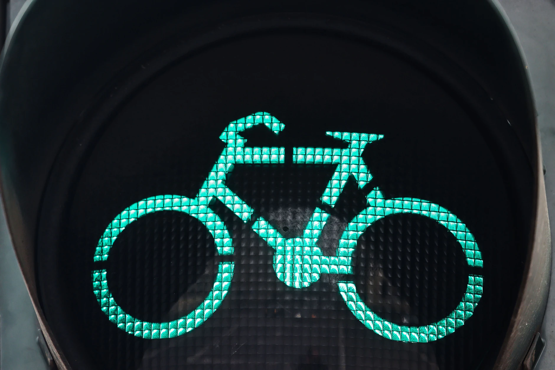 Auf der Schönhauser Allee hat ein Autofahrer einen Radfahrer mit einem Messer attackiert.